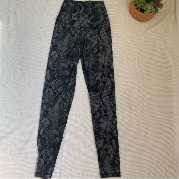 Aerie Offline Real Me Hi-Rise Cross Over Snake Leggings Size Small - Picture 1 of 5